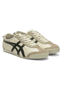 Beige og lysebrune lavtop sneakers med sorte striber, snørebånds lukning og strukturerede gummisåler vinkelret side om side.