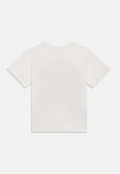 Tricou alb din bumbac cu mâneci scurte, vizibil din spate pe un fundal simplu de culoare gri deschis.