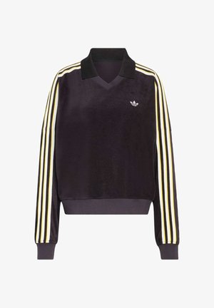 Crni baršunasti pulover s V-izrezom, s žutim i bijelim trostrukim naglascima na rukavima i malim logotipom na prsima.