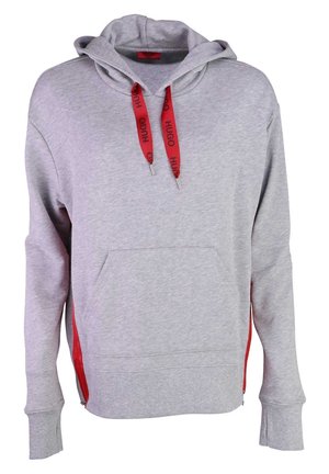 Lichtgrijze hoodiesweater met voorzak, rode trekkoorden met het merk "HUGO" en rode ritsdetails aan de zijkanten.