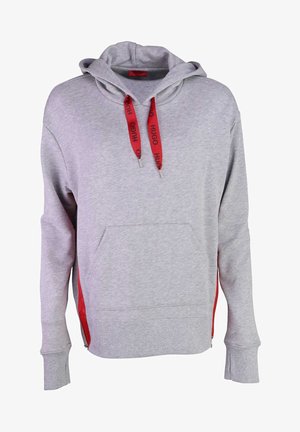 Sweat à capuche gris clair avec poche avant, cordons rouges marqués "HUGO" et détails de fermeture éclair rouges sur les côtés.