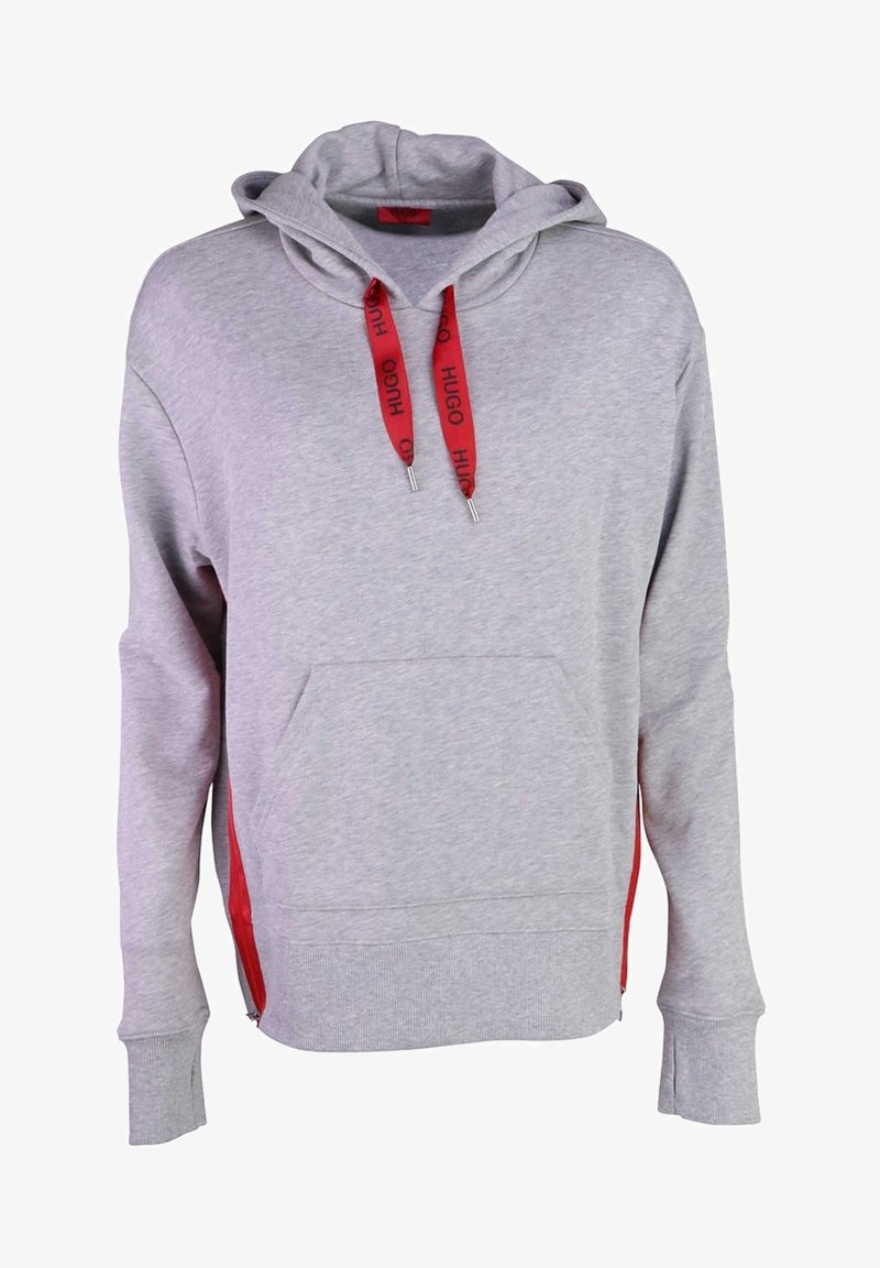 Sweat à capuche gris clair avec poche avant, cordons rouges marqués "HUGO" et détails de fermeture éclair rouges sur les côtés.