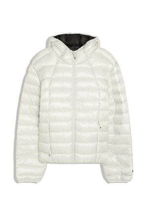Weiße leichte Daunenjacke mit Kapuze, durchgehendem Frontreißverschluss, horizontaler Steppung, Seitentaschen und elastischen Bündchen, fotografiert vor weißem Hintergrund.