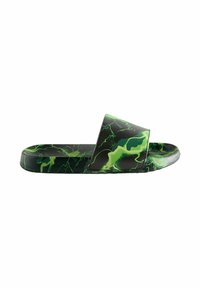Infradito verde e nera con una finitura lucida, caratterizzate da un design marmorizzato e una larga fascia che copre la parte superiore del piede.
