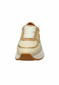Beige Leder-Sneaker mit weißen Schnürsenkeln, sandfarbenen Akzenten und einer weißen Sohle. Abgerundete Zehenpartie und gepolsterter Kragen für zusätzlichen Komfort. Schlichtes Design, ohne Muster.