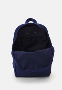Tommy Hilfiger ESSENTIAL SLING BAG UNISEX - Marsupio - blue ink