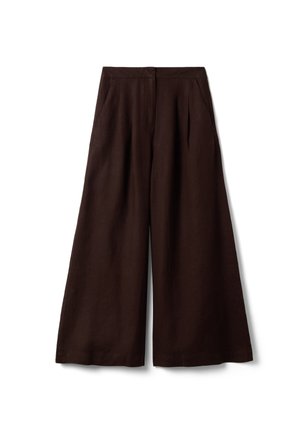 Pantaloni marroni a gamba larga, corti, con pieghe frontali e tasche laterali, caratterizzati da una vita alta e chiusura frontale nascosta.