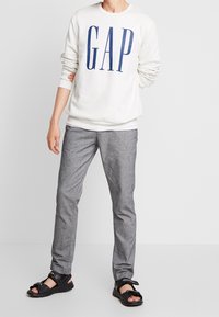 GAP Mikina - white denim