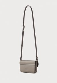 Malá šedá kožená crossbody taška s hladkou texturou, obdélníkovým tvarem, klopovým zapínáním a dlouhým nastavitelným popruhem.