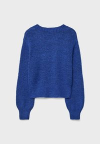 Pull tricoté bleu duveteux avec manches longues ballon, poignets, ourlet côtelés et encolure ronde, présenté sur un fond clair uni.