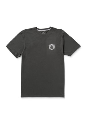 T-shirt en coton gris foncé à manches courtes, avec un petit design graphique blanc sur la poitrine gauche et un détail rayé au niveau du col.