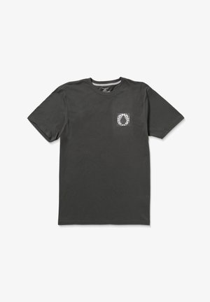 T-shirt in cotone grigio scuro con maniche corte, caratterizzato da un piccolo design grafico bianco sul petto sinistro e un dettaglio a righe sul colletto.