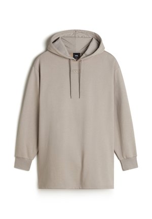 Ljusgrå hoodie gjord av mjukt tyg, med långa ärmar, en justerbar huva och en präglad logotyp på framsidan.