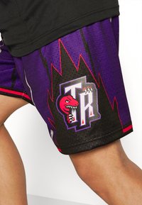 Mitchell & Ness NBA TORONTO RAPTORS SWINGMAN SHORTS - Equipación de clubes - purple