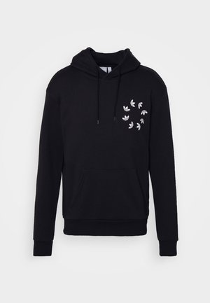 Schwarzer Hoodie mit Fronttasche und weißem kreisförmigem Muster aus stilisierten blattähnlichen Formen auf der linken Brust, mit Kordelzügen an der Kapuze.