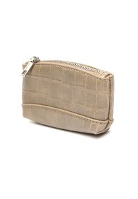 Mala bež boje s teksturom krokodila, zaobljenim prednjim šavom i srebrnim zatvaračem na vrhu, prikazana na bijeloj pozadini.