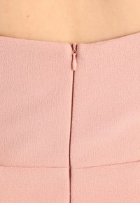 True Decadence Robe de soirée - nude