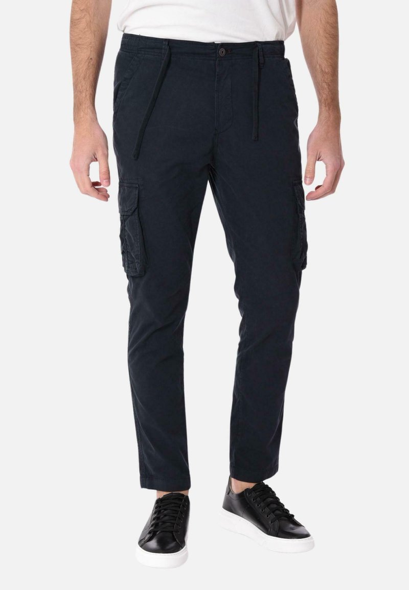 Pantaloni cargo navy realizzati in tessuto misto cotone, con vita regolabile tramite cordino, due tasche laterali e due ampie tasche cargo sulle cosce.