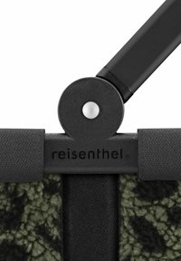 Producto Reisenthel con un asa negra, herrajes circulares grises y un tejido verde oscuro texturizado que presenta una superficie suave y con patrón.