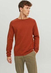 Jack & Jones JJEHILL CREW NECK  - Strickpullover - cinnabar