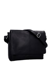 Černá kožená taška přes rameno s klopou a nastavitelným popruhem. Vyznačuje se hladkou texturou a čistými liniemi.