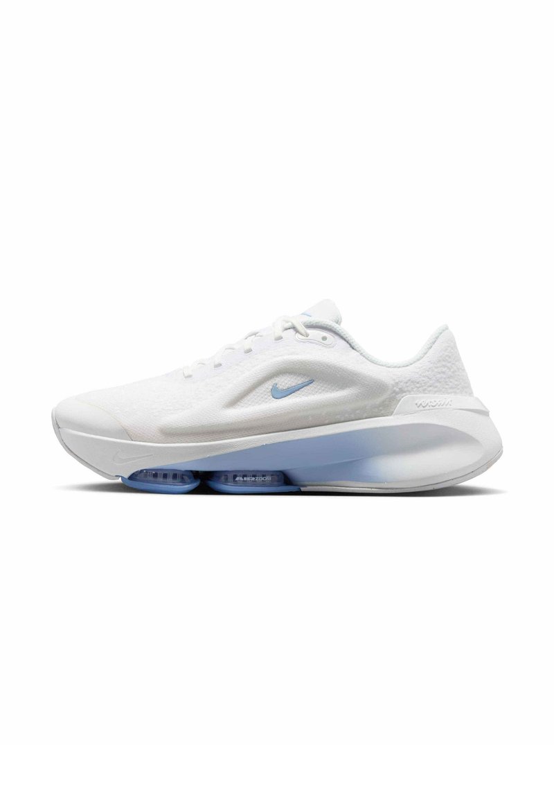 Fehér Nike sportcipők texturált felsőrésszel, kék részletekkel, lekerekített orral és párnázott talppal, amely látható légpárnás elemeket tartalmaz.