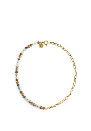 Collar de cadena de oro con cuentas pequeñas alternadas de colores verde, naranja, púrpura y rosa, con un cierre redondo de oro y un dije.