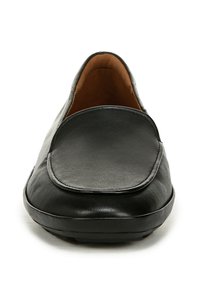 Scarpa nera in pelle a slip-on con punta arrotondata, texture liscia e dettagli di cucitura minimi. L'interno è beige, evidenziando il design della scarpa.