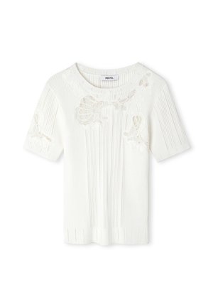 Weißes Strickoberteil mit kurzen Ärmeln, vertikaler Rippstruktur und Blumen-Spitzenapplikationen auf Brust und Ärmeln, Rundhalsausschnitt.