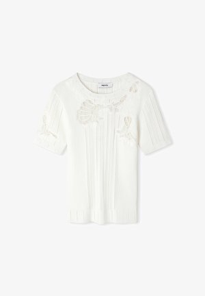 Biały krótki sweter z pionowym prążkowaniem i kwiatową koronkową aplikacją na klatce piersiowej i rękawach, okrągły dekolt.