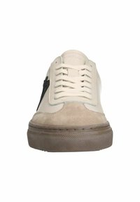 Sneaker mit beigem Lederoberteil, Wildleder-Zehenkappe, schwarzem Seitenpaneel und strukturierter Gummisohle. Verfügt über flache Schnürsenkel und geprägtes Branding.