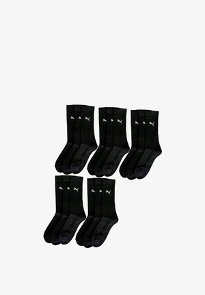 Schwarze Sportsocken mit geripptem Muster, ausgestattet mit dem weißen Puma-Logo. Mehrere Paar sind in einem Stapel angeordnet.