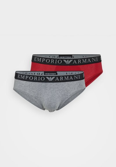 Két pár férfi fehérnemű: az egyik szürke, a másik piros, fekete Emporio Armani derékpánttal és logóval. Rugalmas pamut anyagból.