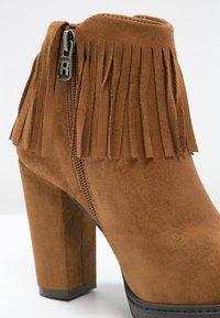 Refresh Bottines à talons hauts - camel