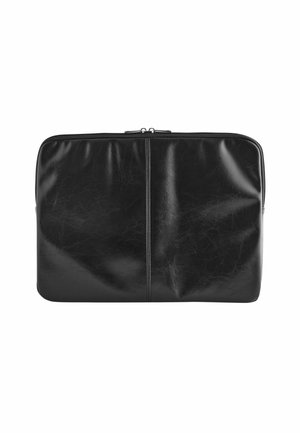 Bolsa de ordenador portátil de cuero negro con una textura suave, cierre de cremallera y una costura única que recorre verticalmente el centro. Forma delgada y rectangular.