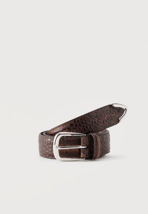 Ceinture en cuir marron foncé avec texture crocodile, roulée, équipée d’une boucle métallique rectangulaire argentée brillante.