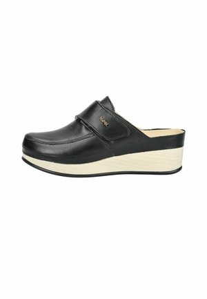 Scarpa in pelle nera senza lacci con suola platform beige e cinturino in velcro sulla parte superiore, vista laterale su sfondo bianco.