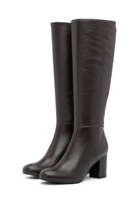 Botas de cuero marrón hasta la rodilla con punta redonda, tacón cuadrado y un sutil detalle de costura a lo largo del eje. Textura suave, diseño moderno.