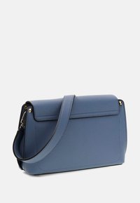 Borsa a tracolla in pelle blu con finitura texturizzata, forma rettangolare e una lunga tracolla regolabile. Presenta dettagli in metallo di colore oro.
