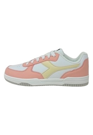 Sneakers bianchi in pelle con accenti in suede rosa e un logo giallo. Presentano una suola decorata, punta rotonda e design con lacci.