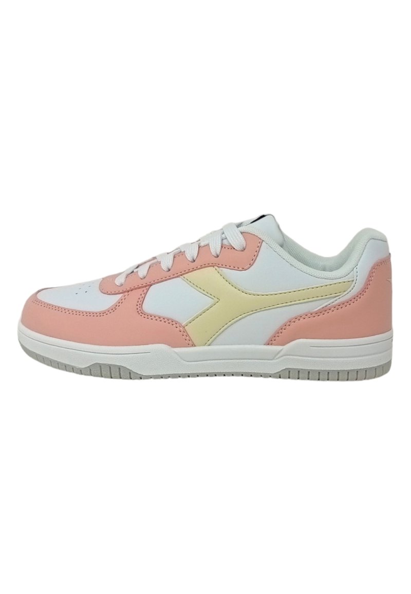 Sneakers bianchi in pelle con accenti in suede rosa e un logo giallo. Presentano una suola decorata, punta rotonda e design con lacci.