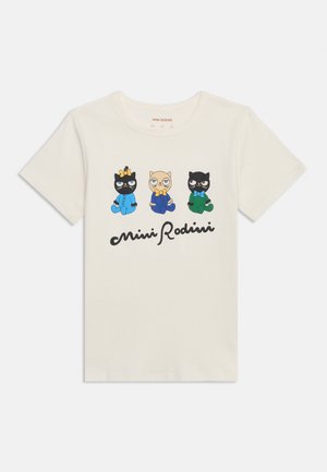 Cremefarvet kortærmet skjorte med tre tegneserie katte i blå, grøn og beige tøj over teksten "Mini Rodini".