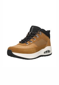 Basket haute en suède et cuir marron avec des accents en maille, des lacets noirs et un coussin d'air dans une semelle blanche. Présente des détails perforés.