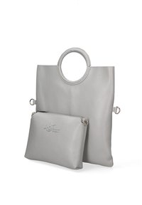 Borsa tote in pelle grigia con manico rotondo, dotata di una piccola pochette staccabile. Superficie testurizzata, hardware minimale e design pulito.