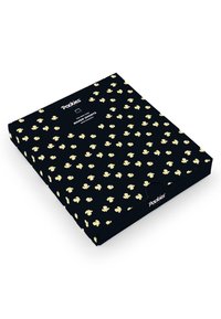 Zwarte doosverpakking met een herhalend geel popcornpatroon. Heeft een bovenklep en de merknaam "Packies" prominent weergegeven.
