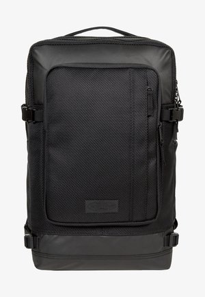 Mochila negra con una superficie texturizada, un bolsillo frontal y correas laterales ajustables. Fabricada con material sintético y con un diseño elegante.