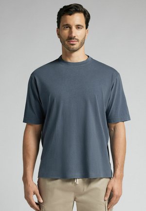 Mørkeblå kortærmet t-shirt lavet af blødt stof, med rund hals og afslappet pasform, med en glat tekstur og minimalistisk design.