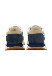 Sneakers Gola con una combinazione di colori bianco, verde, blu navy e sabbia. Materiali in suede e tessuto, collare imbottito e suola in gomma a contrasto.