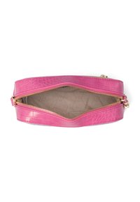 Borsa a pochette in finta pelle di coccodrillo rosa con chiusura a zip, dotata di fodera interna beige e hardware della zip in tonalità dorate.