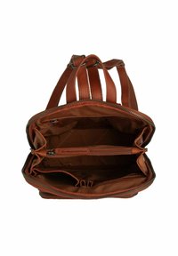 Mochila de cuero marrón abierta para mostrar los compartimentos interiores, incluyendo un bolsillo central con cremallera, múltiples bolsillos deslizables y correas de hombro ajustables.